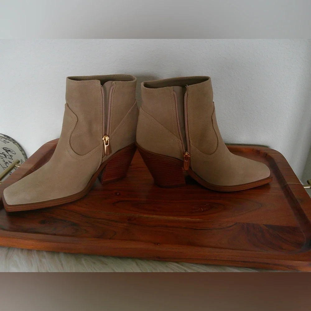 NWOT- Vince Camuto Tan Ankle Boots - Picture 5 of 9